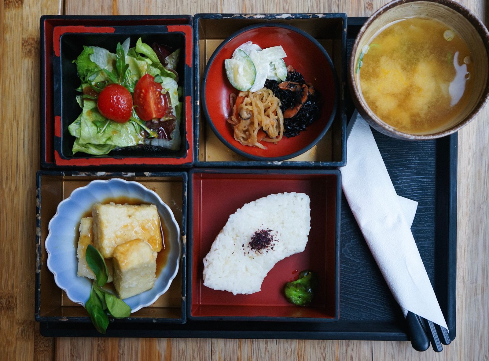 木のトレイに盛られたバランスの良い和食